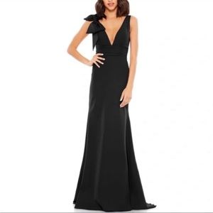 Mac Duggal black v-neck bow gown size 6, great condition.